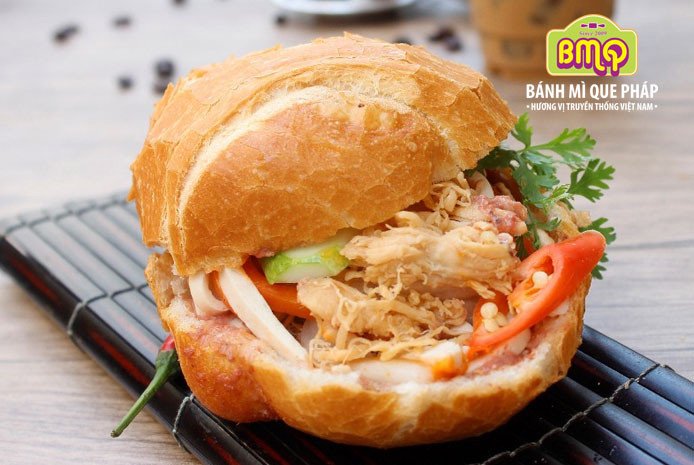 Bánh mì cóc thịt gà xé, một món đặc sản từ lò bánh mì Gò Vấp