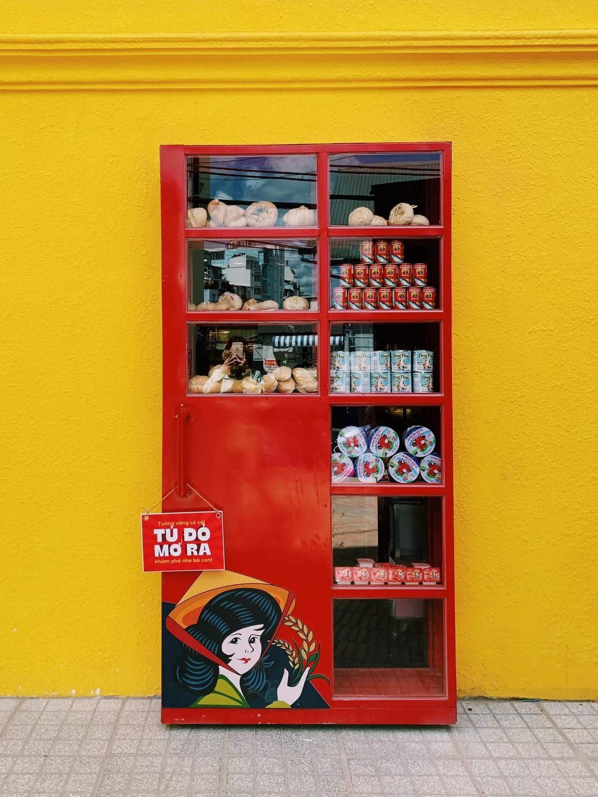 Bánh mì Cối Xay Gió tại cửa tủ đỏ retro