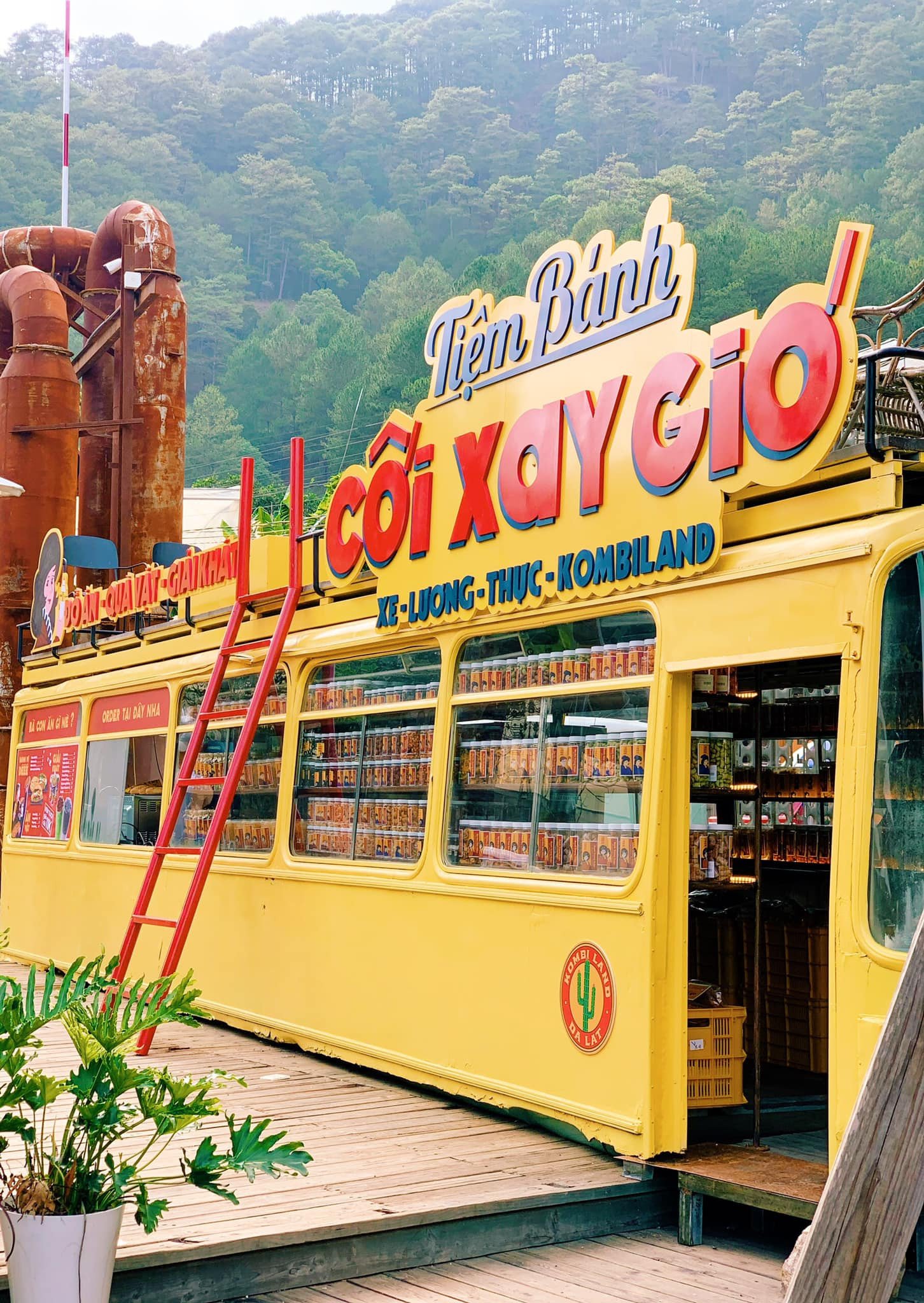 Bánh mì Cối Xay Gió trên xe lương thực Kombi Land