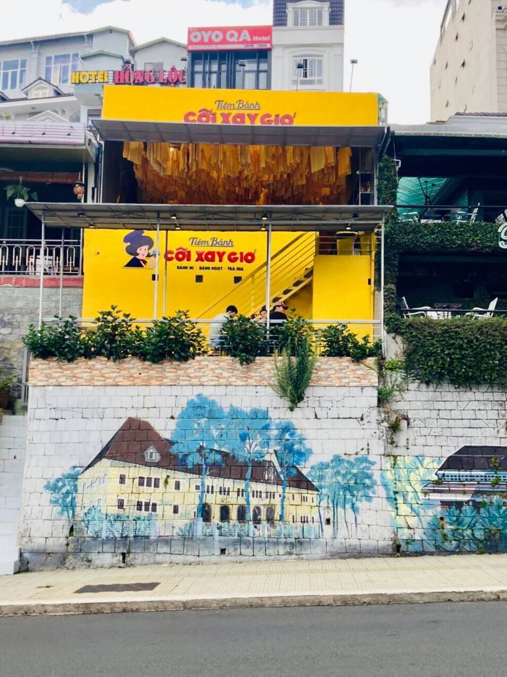 Bánh mì Cối Xay Gió với view phố Nguyễn Chí Thanh