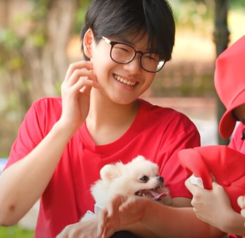 Bánh Mì con Lâm Vỹ Dạ với chiều cao nổi bật bên cạnh mẹ