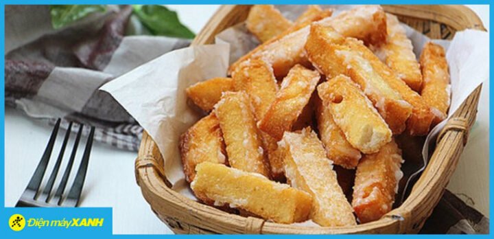 Bánh mì cũ chiên đường vàng ươm, giòn rụm trên đĩa