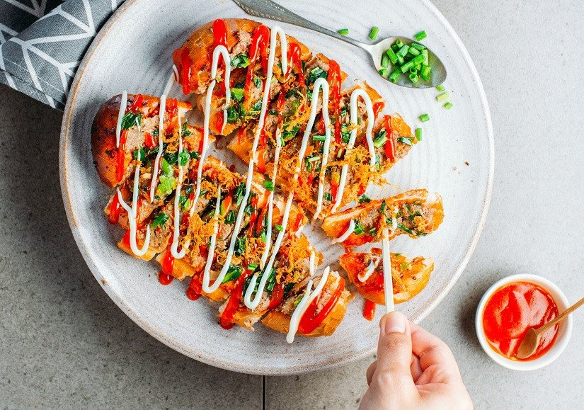 Bánh mì cũ được cắt miếng nhỏ, sẵn sàng cho công đoạn phết sốt muối ớt.