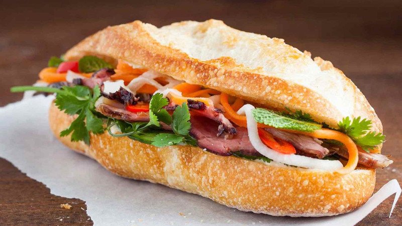 Bánh mì cùng các loại rau củ tươi xanh