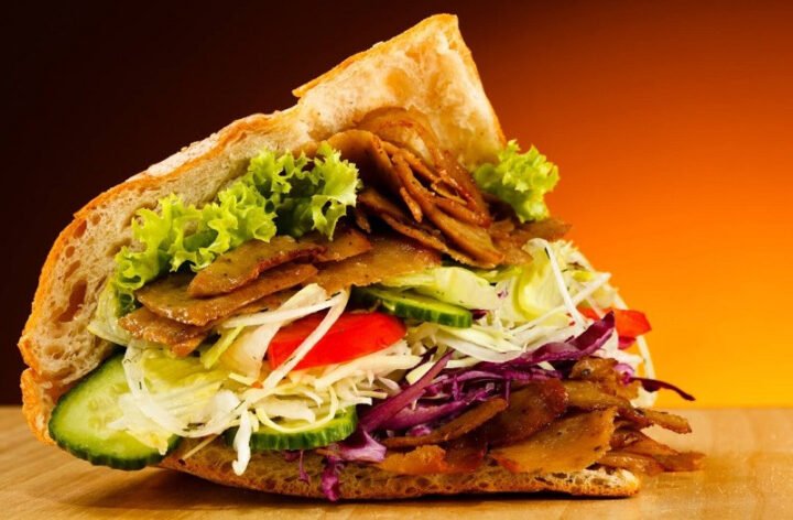 Bánh mì cuộn kebab truyền thống hấp dẫn, với phần nhân thịt nướng và rau tươi