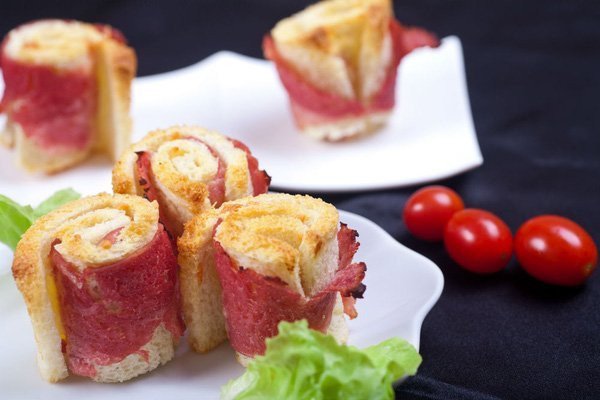 Bánh mì cuộn thịt xông khói dậy hương và thu hút