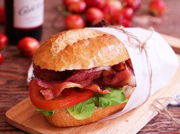 Bánh mì cuộn thịt xông khói hấp dẫn