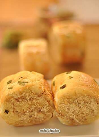 Bánh mì cuộn trứng thơm ngon, vàng ươm sau khi nướng, sẵn sàng cho bữa sáng hoặc bữa ăn nhẹ.