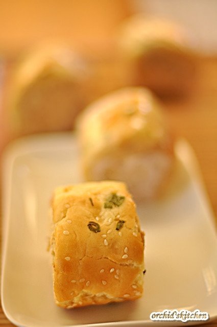 Bánh mì cuộn trứng với lớp vỏ mềm mại và nhân trứng thơm lừng bên trong, một món ăn hấp dẫn.