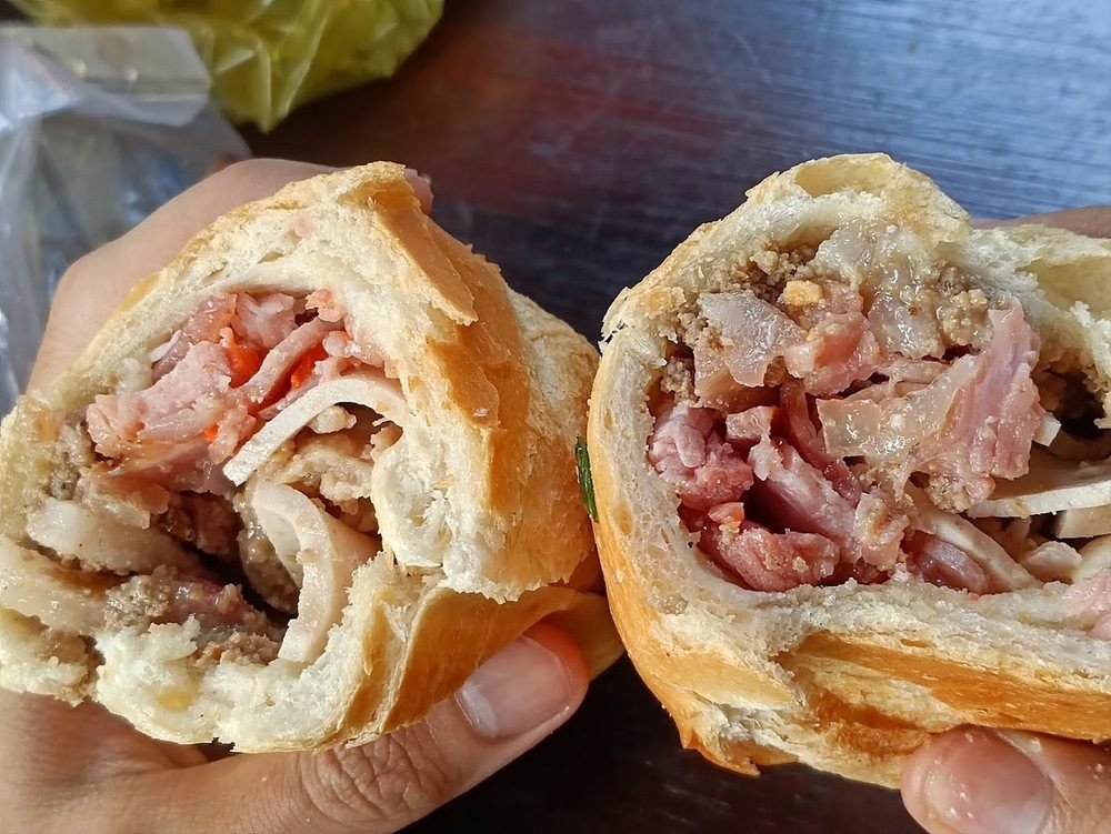 Bánh mì đa dạng nhân tại Bánh mì Tăng
