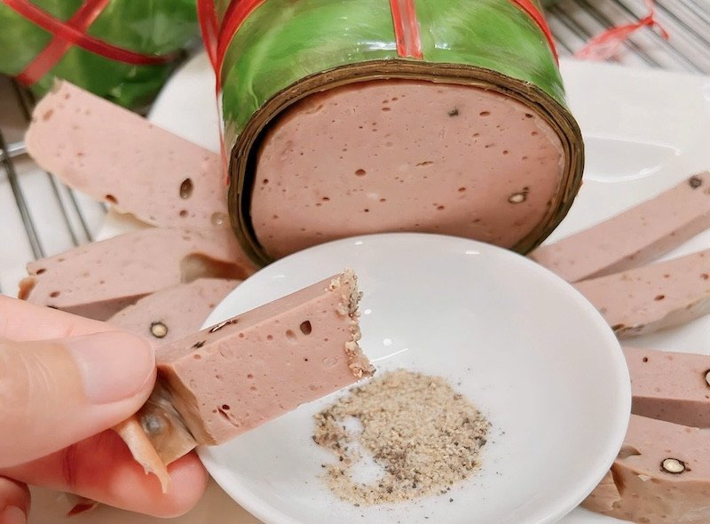 Bánh mì Đà Nẵng với lát chả bò hồng đẹp