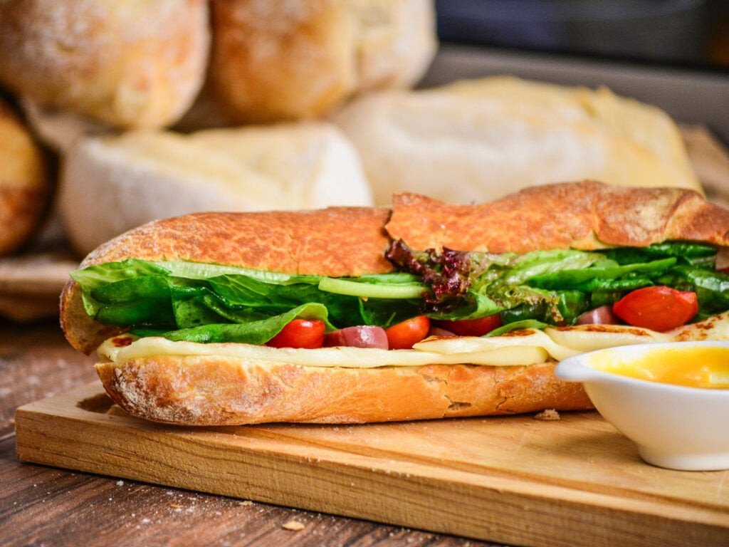 Bánh mì đặc biệt với nhiều lớp nhân phong phú, thể hiện sự sáng tạo ẩm thực
