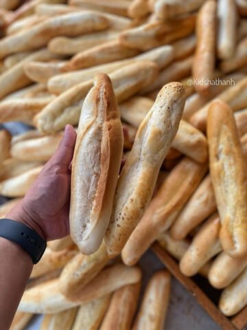 Bánh mì đặc ruột, một nét đặc trưng của ẩm thực Nam Định, giòn tan