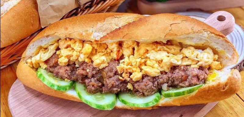 Bánh mì dân tổ Hà Nội với nhân thập cẩm - một biến thể bánh mì chả calo phong phú