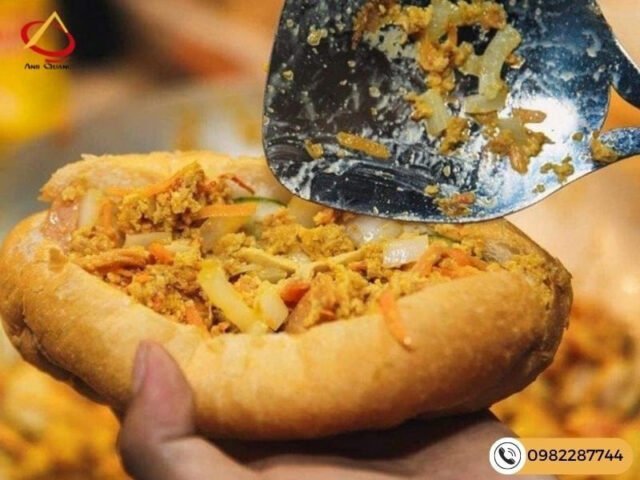 bánh mì dân tổ truyền thống với đầy đủ nhân pate trứng giò chả trên đĩa