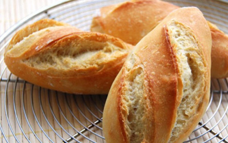 Bánh mì đang được hâm nóng trong lò vi sóng để phục hồi độ mềm sau khi lấy ra từ tủ lạnh