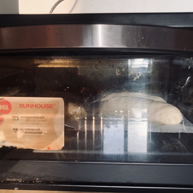 Bánh mì đang được nướng vàng trong lò, tạo vỏ giòn