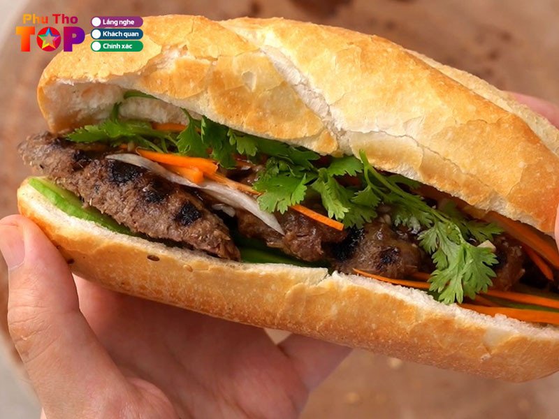 Bánh mì đầy ắp nhân pate và các loại thịt