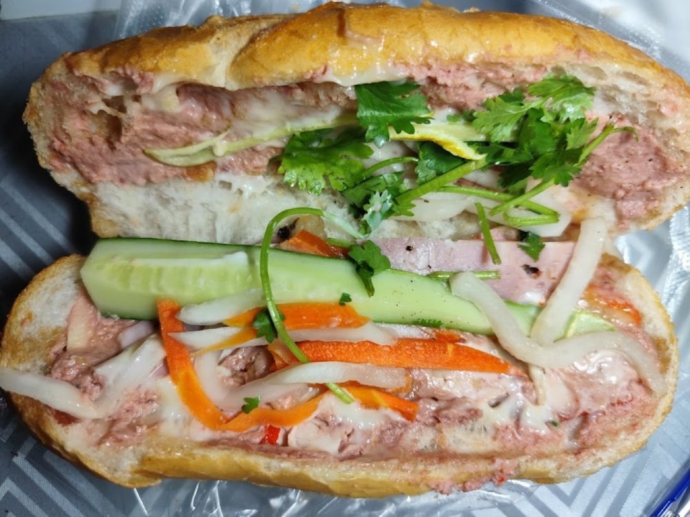 Bánh mì đầy đặn tại Bánh mì 3 Cô