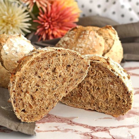 Bánh mì đen cắt lát dày trên thớt gỗ, chuẩn bị cho bữa ăn sáng dinh dưỡng.