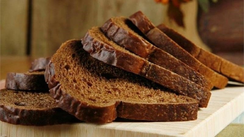 Bánh mì đen cắt lát, minh họa loại bánh mì giàu chất xơ