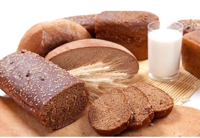 Bánh mì đen cắt lát trên thớt gỗ