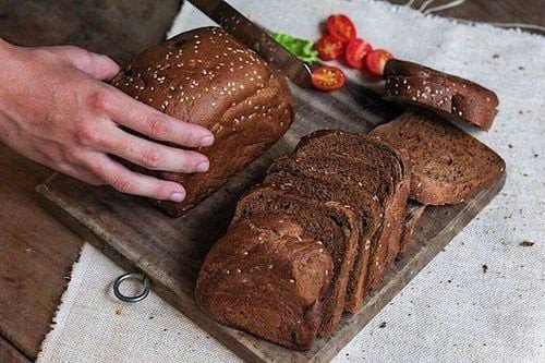 Bánh mì đen làm từ bột lúa mạch đen giàu dinh dưỡng