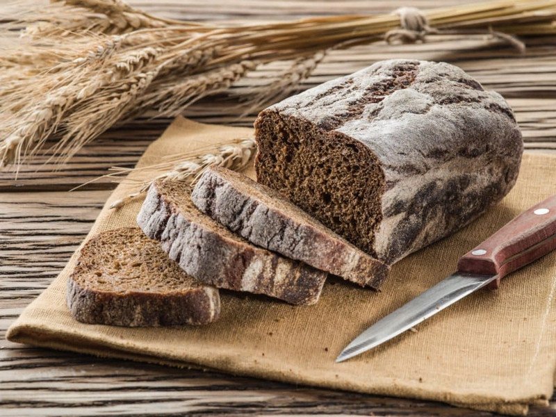 Bánh mì đen lúa mạch nguyên cám giàu chất xơ cho chế độ ăn tiểu đường