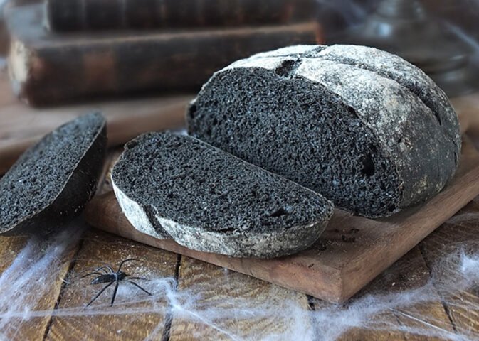 Bánh mì đen lúa mạch nguyên cám giàu dinh dưỡng trên thớt gỗ