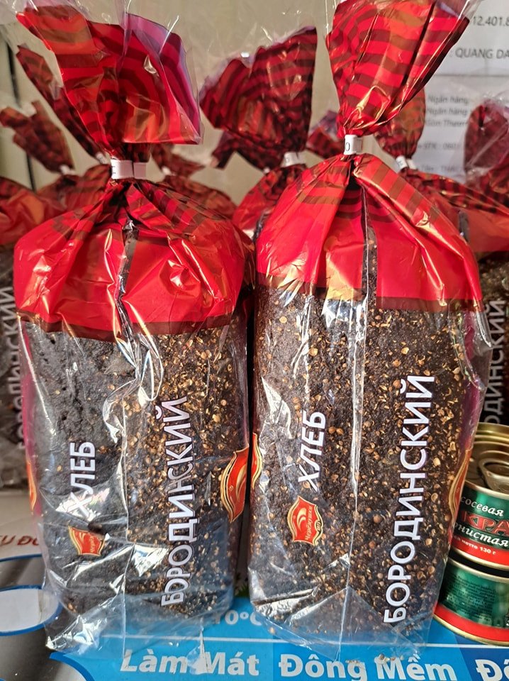 Bánh mì đen Nga cắt lát với topping trứng cá hồi và rau thơm