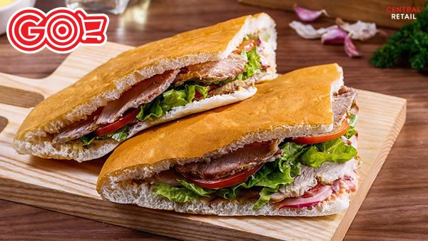 Bánh mì Doner Kebab với thịt heo và rau tươi, món ăn đường phố phổ biến ở Việt Nam