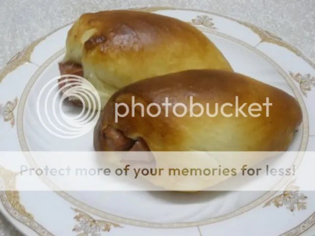 Bánh mì đùi gà vàng ươm sau khi nướng chín