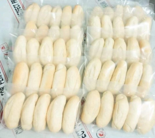 Bánh mì được bọc kín cẩn thận bằng màng bọc thực phẩm trước khi để bánh mì trong tủ lạnh.