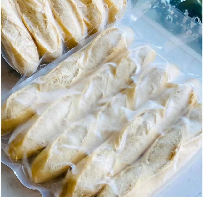 Bánh mì được cấp đông trong túi zip, sẵn sàng để bánh mì trong tủ lạnh ngăn đông để giữ tươi lâu.