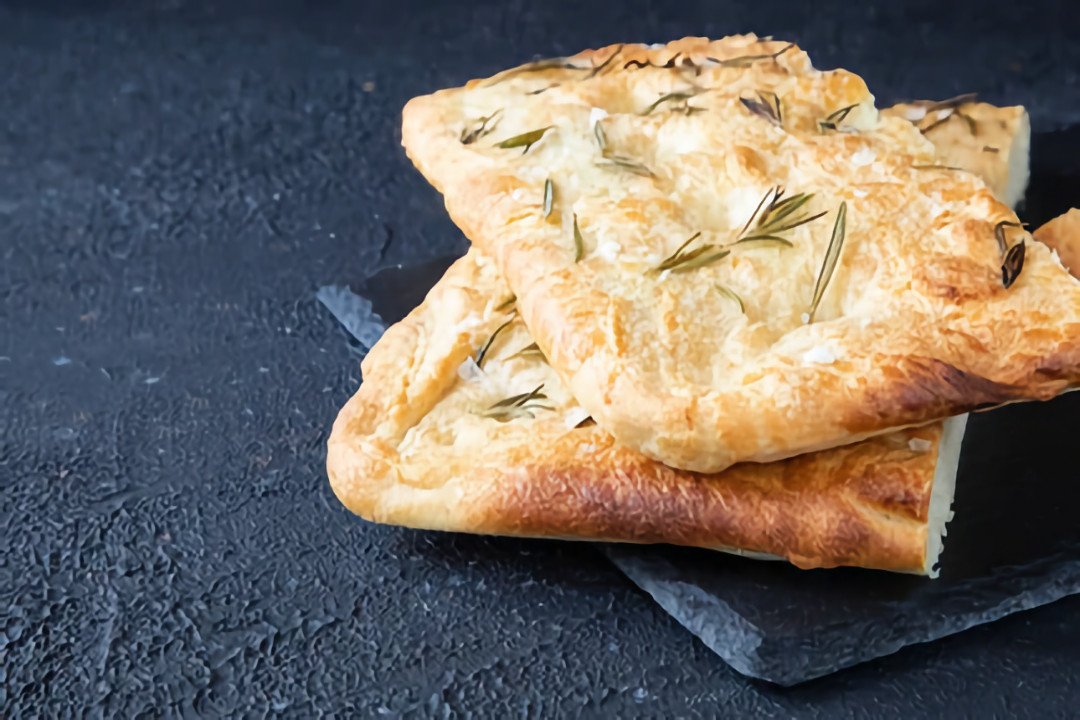Bánh mì Focaccia dẹt kiểu Ý với thảo mộc và cà chua bi, một lựa chọn bánh mì thuần chay phổ biến