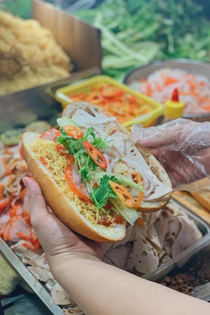 Bánh mì gà Cô Chi Đà Nẵng với lớp vỏ giòn rụm và nước sốt đặc biệt