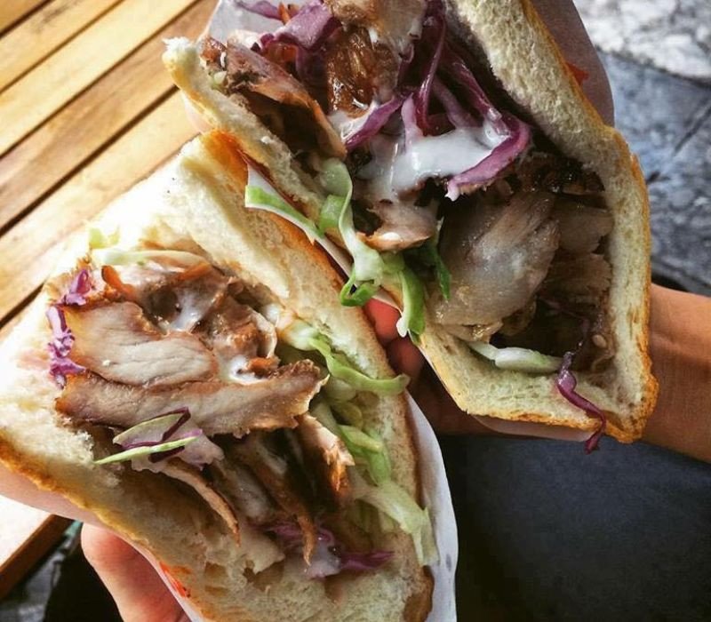 Bánh mì gà nướng phong cách doner kebab độc đáo tại cửa hàng Đức Long