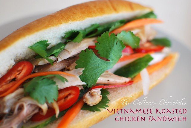 Bánh mì gà quay truyền thống với gà nướng thơm lừng