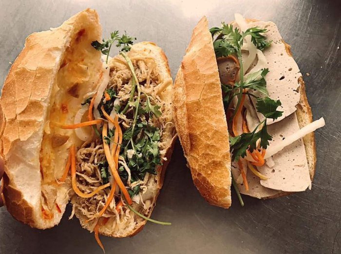 Bánh mì gà với nước sốt đặc trưng tại tiệm Nhân Ngãi
