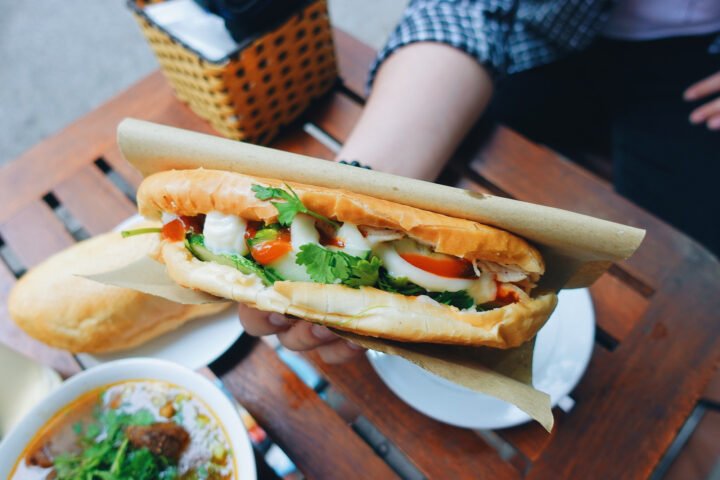 Bánh mì gà xé bơ đặc trưng tại quán bánh mì Phúc Du