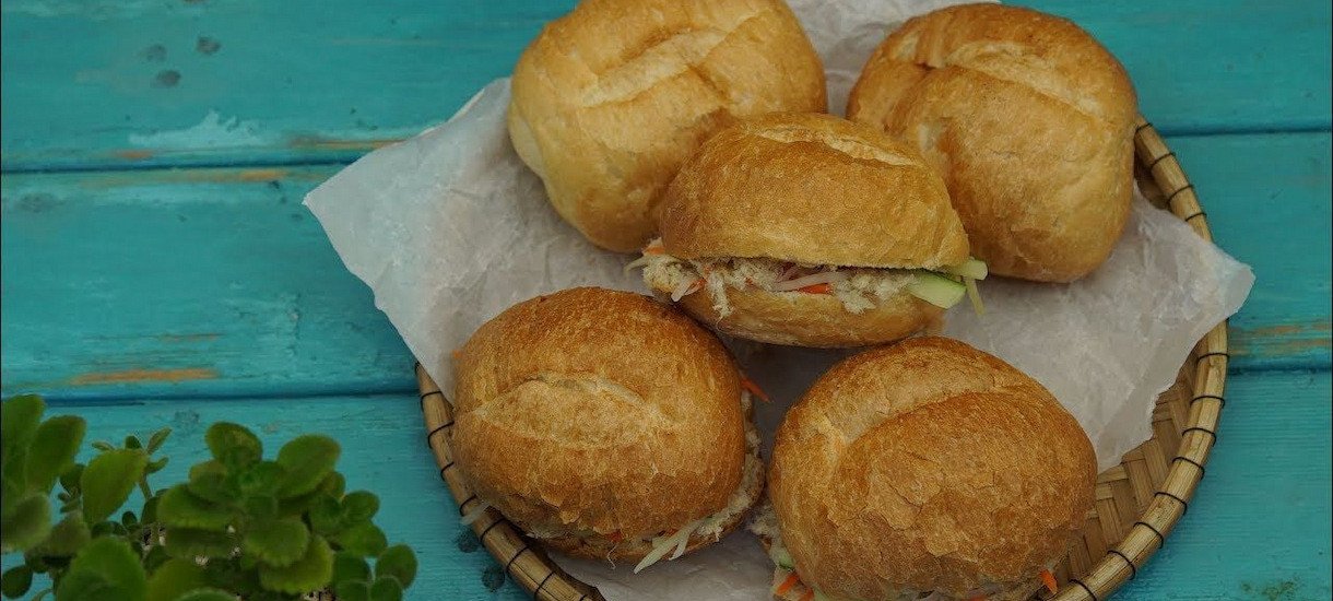 Bánh mì gà xé Đà Nẵng đầy đặn, hấp dẫn