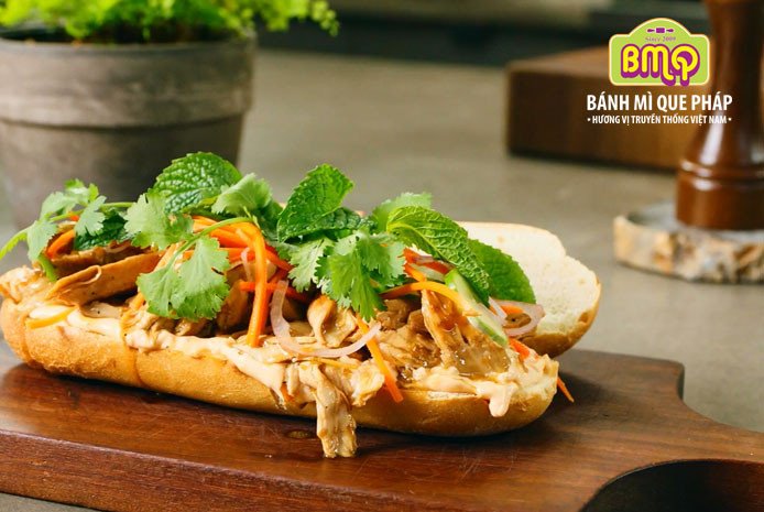 Bánh mì gà xé đậm đà hương vị Việt