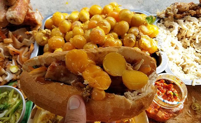 Bánh mì gà xé trứng non thơm ngon chuẩn vị Sài Gòn