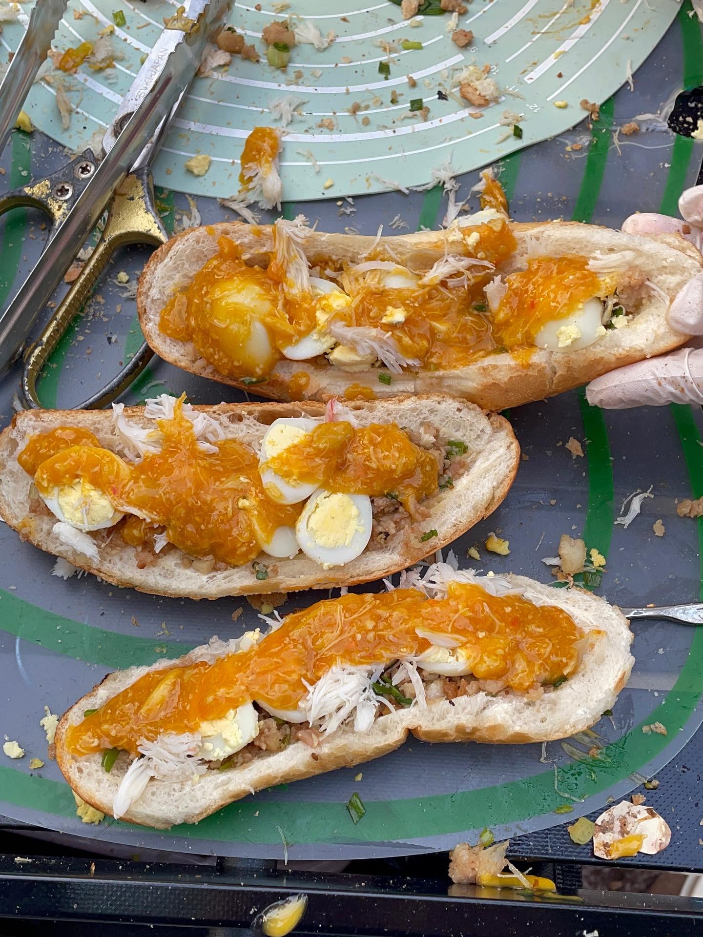 Bánh mì gạch cua nóng hổi, đầy đặn topping hấp dẫn