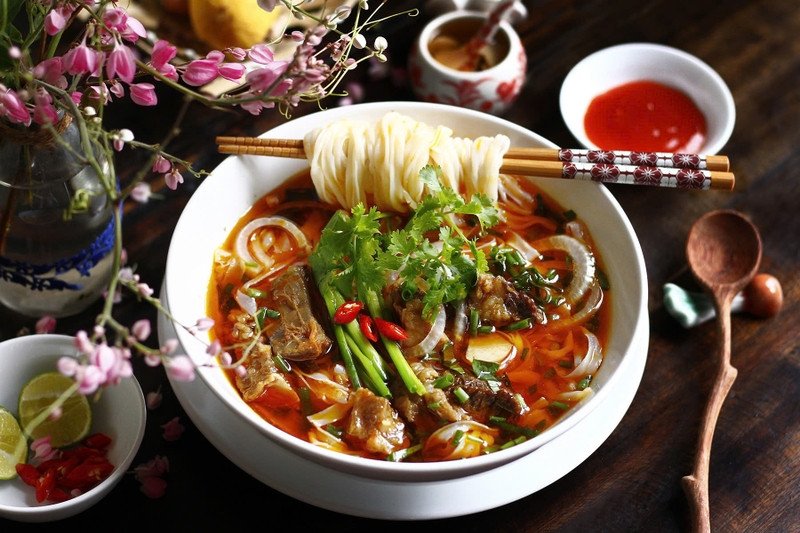 Bánh mì giòn rụm ăn kèm bát sốt vang đậm đà, hấp dẫn cho bữa sáng