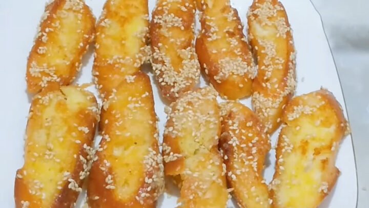 Bánh mì giòn rụm chiên cùng bơ thực vật và đường