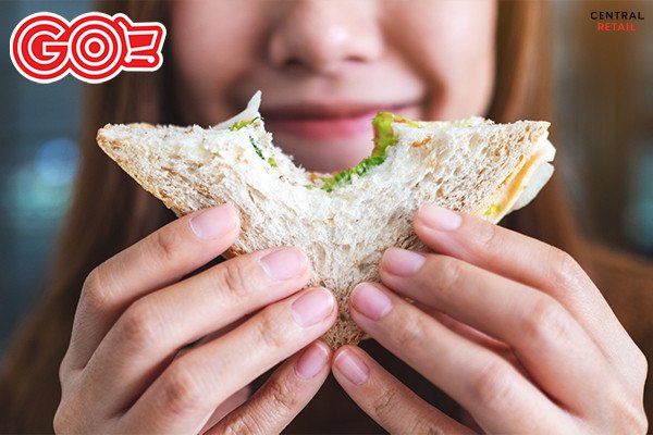 Bánh mì gối ăn kèm rau củ quả, minh họa cách ăn khoa học không lo tăng cân.