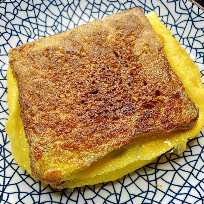 Bánh mì gối kẹp trứng phô mai thành phẩm nóng hổi