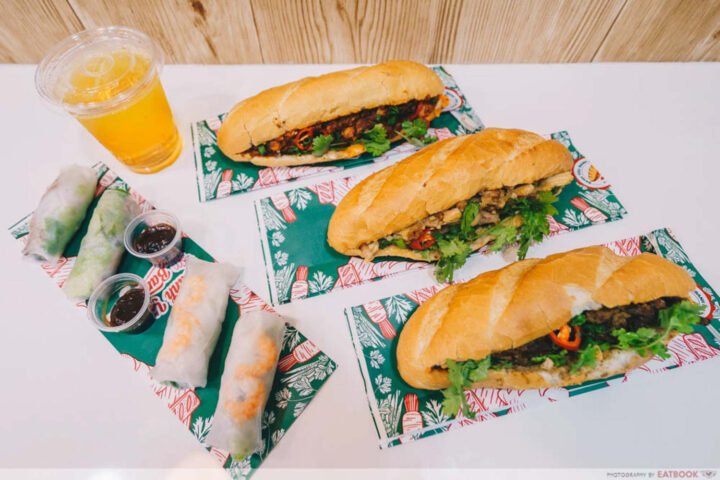 Bánh mì Halal Việt Nam với nhân thịt gà nướng, trứng ốp la và rau tươi, món ăn sáng được yêu thích của người Hồi giáo tại Sài Gòn.