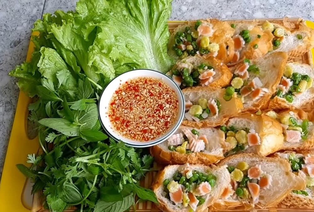 Bánh mì hấp độc đáo cùng các loại topping và nước chấm chua ngọt, một trải nghiệm ẩm thực mới lạ ở Sài Gòn.